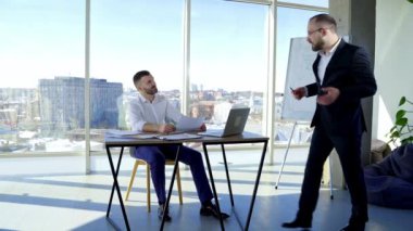 Ofiste çalışan bir işletmeci. İş adamları modern çalışma ofisinde her gün çalışıyorlar.