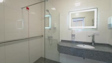 Işıl ışıl modern banyo. Banyo içi ve duş manzarası