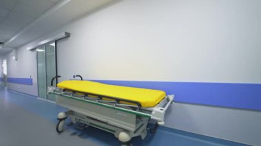Hastanede uzun bir koridor var. Modern hastanede boş uzun bir koridor.