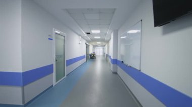 Modern Hastanedeki boş koridor. Hastanede uzun koridorda kapılar ve yansımalar var.