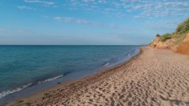 Yukarıdan kumsal bomboş. Deniz ve kumsalın hava aracı görüntüsü