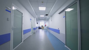 Odalı hastane koridoru. Büyük kliniğin uzun ve boş koridoru