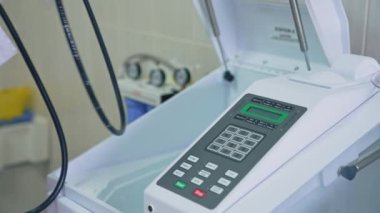 Ameliyat odası ve cerrahi alet. Modern hastanenin yeni ameliyathanesi.