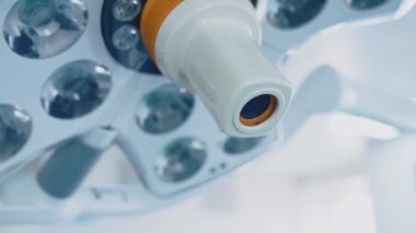 Hastanedeki modern ameliyathane. Hastane ameliyathanesinde modern ekipman var.