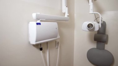 Modern ekipmanlı ameliyathane. Ameliyathanede ekipman ve tıbbi aletler var.