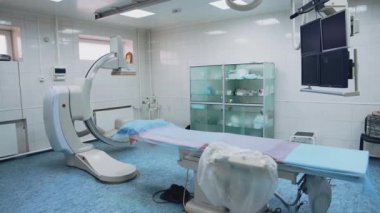 Hastanede ameliyathane. Bir sürü ekipmanı olan modern ameliyathane.