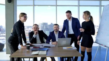 İş yerindekiler iş yerinde buluşuyor. İş ekibi ofis binasında toplantı yapıyor.
