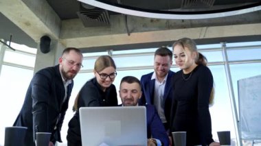 Takım Lideri meslektaşlarına Fikirleri Açıklıyor. Bir grup çalışan modern ofiste konuşuyor.