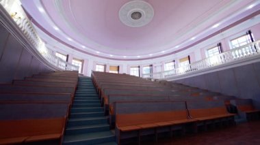 Boş büyük konferans salonu. Coronavirüs salgını sırasında boş sınıf üniversitesi