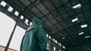 Gaz maskeli adam harabelerde. Gaz maskeli ve dezenfekte kıyafeti giyen adam.