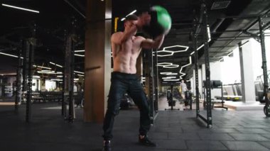 Spor salonunda egzersiz rutini. Spor salonunda egzersiz yapan yakışıklı bir genç.