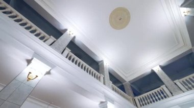 Üniversite lobisinin iç manzarası. Üniversitenin modern kampüsünün iç görünümü