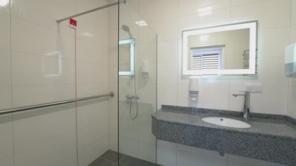 轻便的现代化浴室的内部 浴室内带淋浴间的前景 — 图库视频影像
