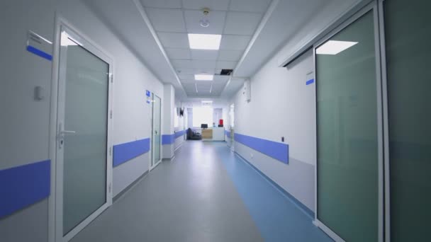 Krankenhausflur Mit Zimmern Lange Leere Flure Einer Großen Klinik — Stockvideo