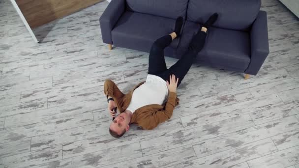 Mann Entspannt Sich Hause Auf Dem Fußboden Junger Mann Entspannt — Stockvideo