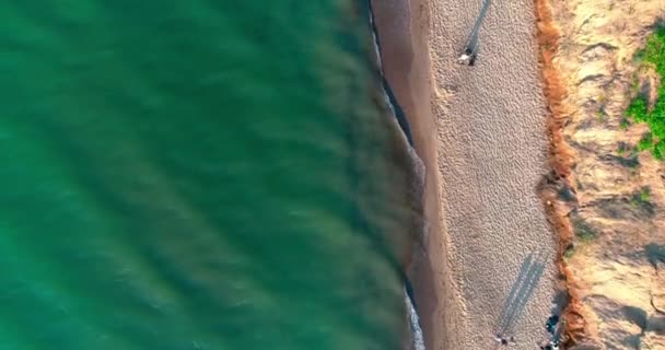 海の波が浜辺で墜落する ビーチで海の波が壊れる空中トップビュー — ストック動画