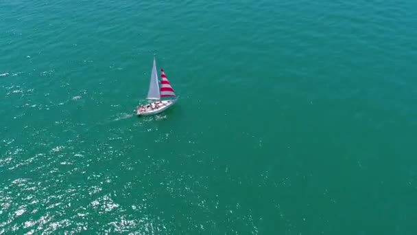 海景与帆船 大自然的海景 船帆在海上航行 — 图库视频影像