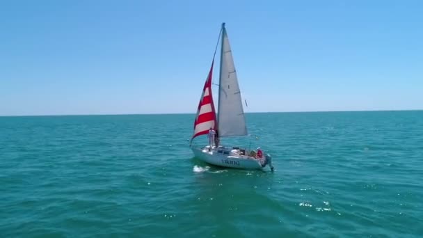 Yelkenlilerle Denize Açılmak Sinema Insansız Hava Aracı Çekiminde Beyaz Yelkenli — Stok video