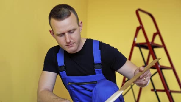 Professioneller Mann Bemalt Wand Maler Mann Bei Der Arbeit Malwand — Stockvideo