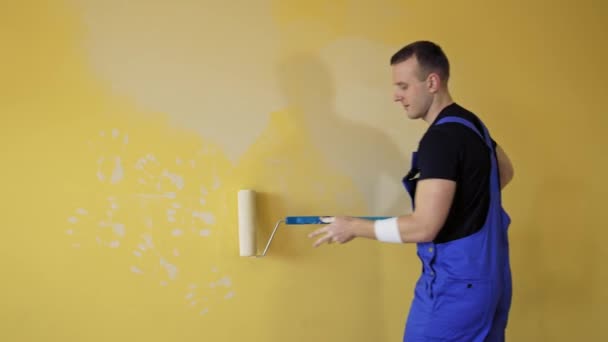Homem Pintando Parede Casa Vista Retrato Mãos Pintor Pintando Parede — Vídeo de Stock