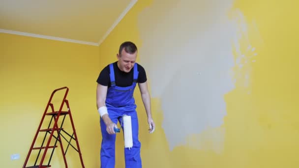 Muž Maluje Stěny Kolečkem Dělník Uniformě Malování Stěn Malířským Válečkem — Stock video