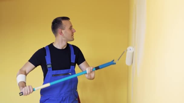 Trabalhador Experiente Construção Com Rolo Pintura Jovem Parede Pintura Homem — Vídeo de Stock