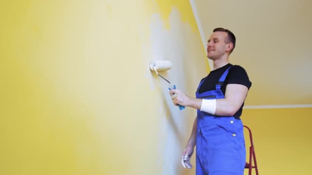 Homem Pintando Paredes Casa Homem Bonito Macacão Trabalho Pinta Parede — Vídeo de Stock