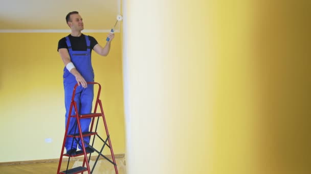 Człowiek Pracy Ogólnej Ściany Malarskiej Budowniczy Maluje Ściany Mieszkaniu — Wideo stockowe