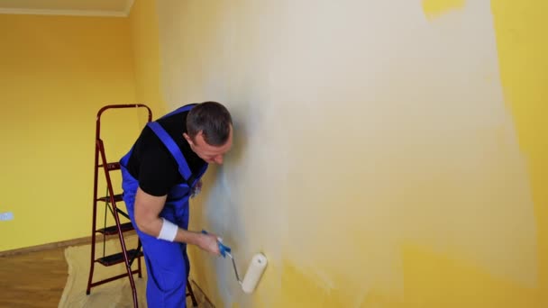 Homem Pintando Paredes Sala Jovem Macho Decorador Parede Pintura Sala — Vídeo de Stock