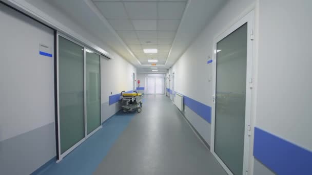 Μακρύς Άδειος Διάδρομος Νοσοκομείου Μακρύς Διάδρομος Ιατρικό Φορείο Στο Νοσοκομείο — Αρχείο Βίντεο