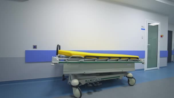 Intérieur Vide Couloir Hôpital Lit Médical Sur Roues Dans Couloir — Video