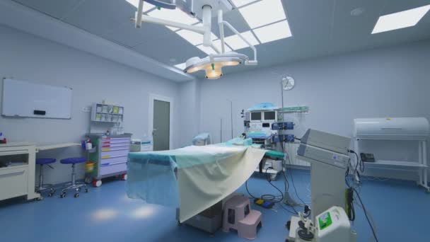 Sala Cirurgia Moderna Vazia Sala Operações Com Equipamento Médico Moderno — Vídeo de Stock