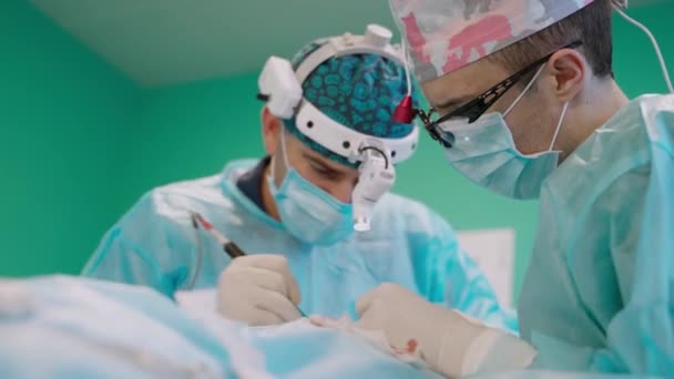Pracuje Moderním Operačním Sále Portrét Cílených Koncentrovaných Chirurgů Provádějících Chirurgické — Stock video