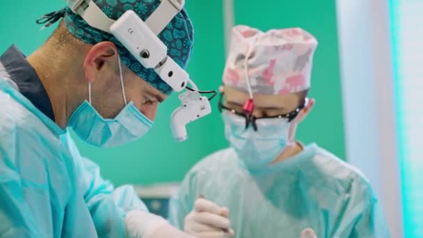 Hastane Ameliyathanesinde Ameliyat Cerrahlar Ameliyathanede Hasta Üzerinde Çalışıyorlar — Stok video