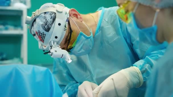 Ameliyathane Ekibi Odada Birlikte Çalışıyor Cerrah Ekibi Ameliyathanede — Stok video