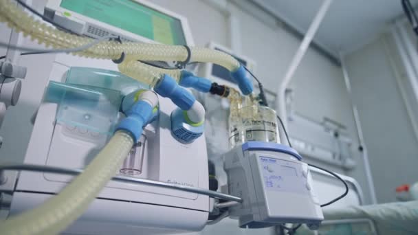病院の医療用換気機械について ベッドの近くの人工肺換気のアパレル — ストック動画
