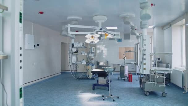 手术室准备好开刀了配备技术和灯具的现代手术室 — 图库视频影像