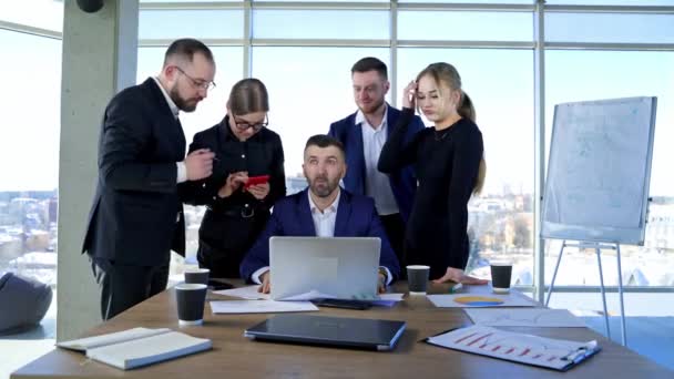 オフィスのビジネスマンのための企業プレゼンテーション 会社の開発戦略を説明する動機づけられたチームリーダー — ストック動画