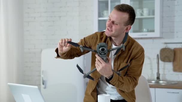Człowiek Trzymający Sprzęt Nagrywania Młody Człowiek Trzyma Drona Nagrywania Wideo — Wideo stockowe