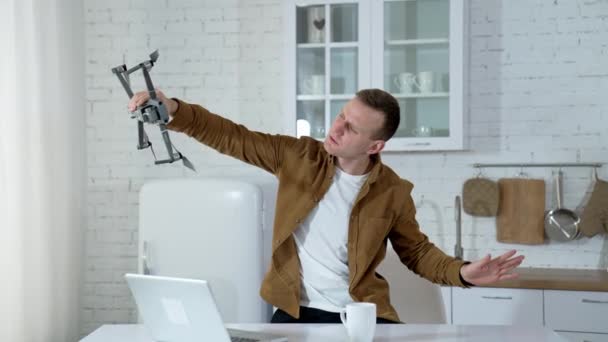 Homem Segurando Drone Casa Homem Mostrando Dispositivos Para Filmagens Aéreas — Vídeo de Stock