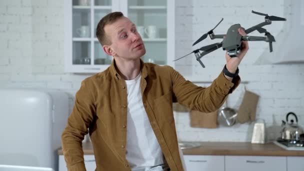 Jeune Homme Montrant Drone Homme Jouant Avec Drone Professionnel Dans — Video