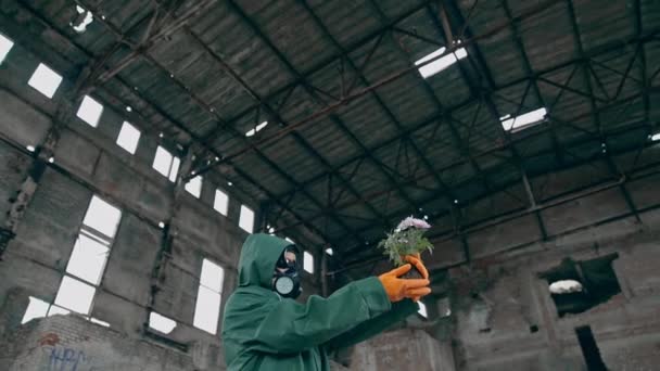Человек Разрушенном Промышленном Здании Человек Противогазах После Ядерной Катастрофы — стоковое видео