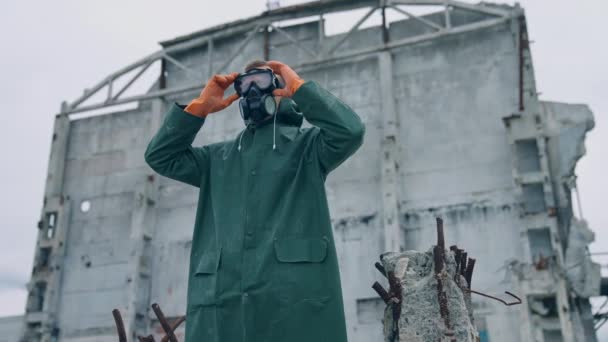 Hombre Con Máscara Ambiente Contaminado Lugar Destruido Después Catástrofe Con — Vídeos de Stock
