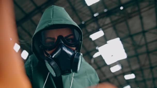 Hombre Protección Química Hombre Respirador Contra Fondo Nuclear — Vídeos de Stock
