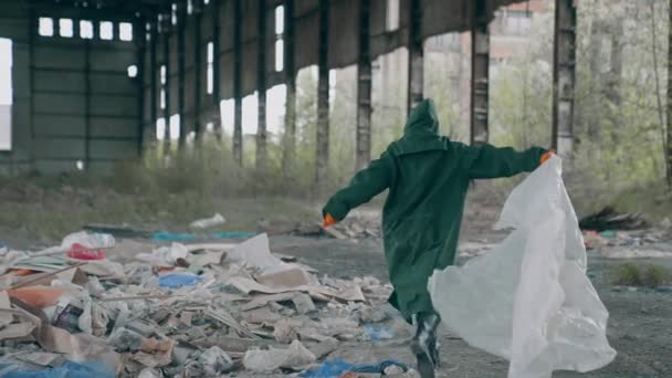 化学的に防護服を着ている男性 廃墟の間を歩いているガスマスクの人間 — ストック動画