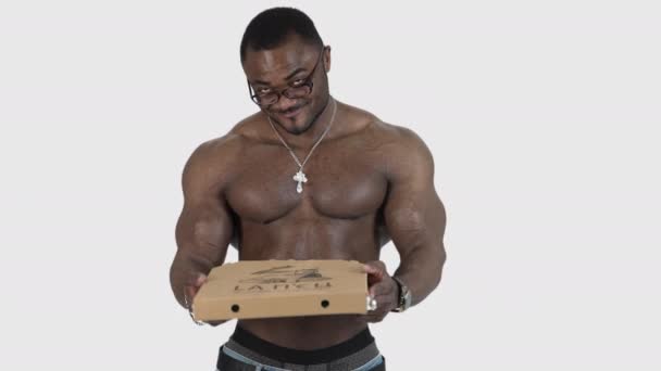 Homme Musclé Avec Pizza Africain Tenant Une Pizza Dans Ses — Video