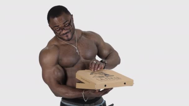 Muskularny Mężczyzna Trzymający Pizzę Sportowy Przystojny Nagi Ciało Afryki Człowiek — Wideo stockowe