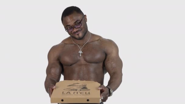 Homem Africano Com Caixa Pizza Fit Homem Com Pizza Isolado — Vídeo de Stock