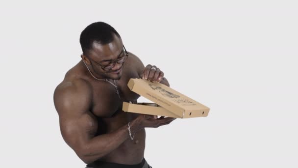 Desportista Com Pizza Isolada Estúdio Ajuste Caixa Abertura Homem Africano — Vídeo de Stock