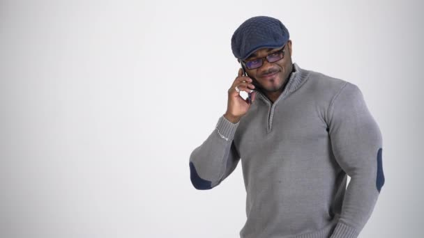 Чоловік Використовує Мобільний Телефон Молодий Африканський Чоловік Розмовляє Посмішкою Телефону — стокове відео